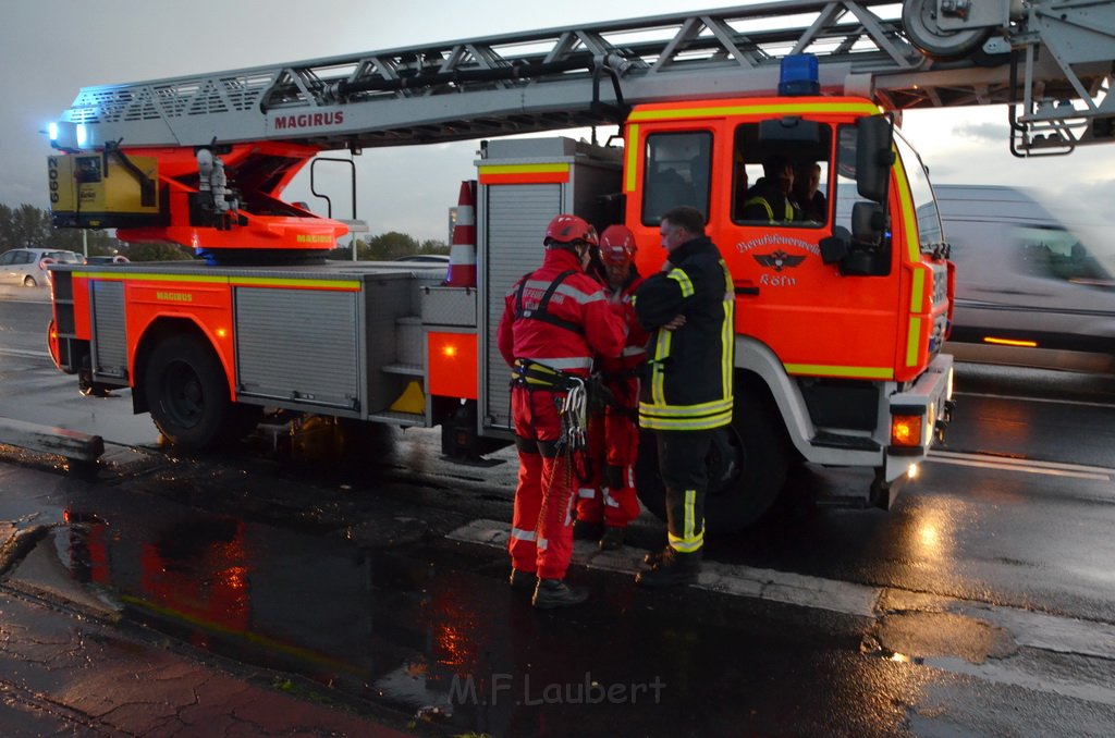 Einsatz BF Hoehenretter Koelner Seilbahn Hoehe Zoobruecke P2254.JPG